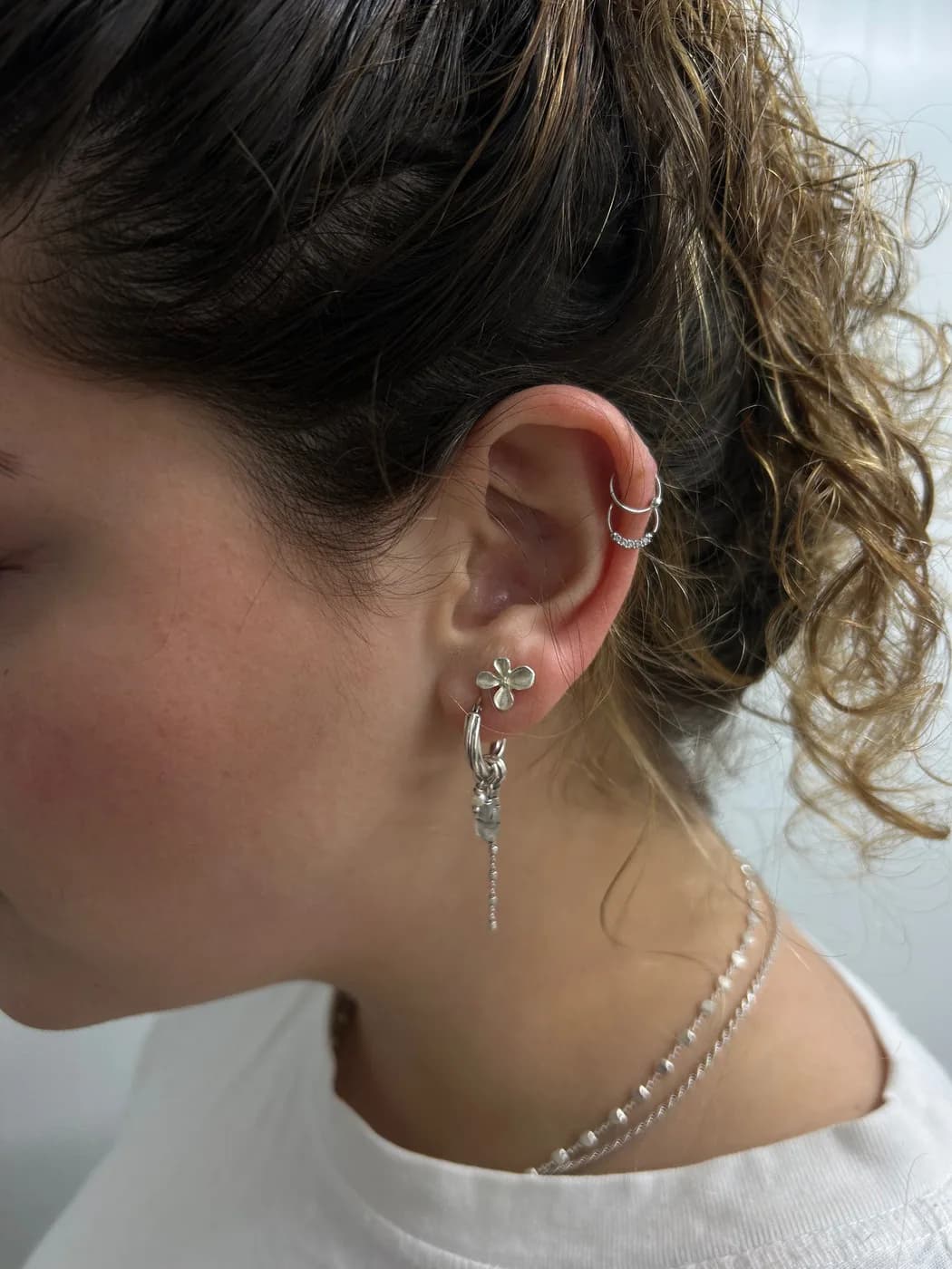Flower dainty earrings, עגילים כסף 925 או ציפוי זהב – תמונה 3